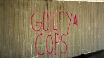 Policisté jsou vinni, hlásal nápis nasprejovaný na zeď Hollywood Boulevardu