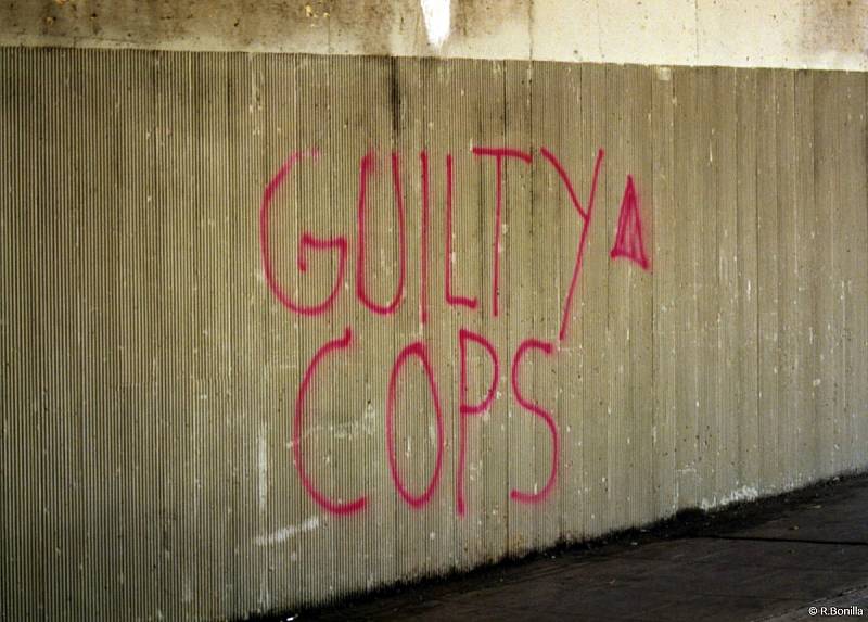 Policisté jsou vinni, hlásal nápis nasprejovaný na zeď Hollywood Boulevardu