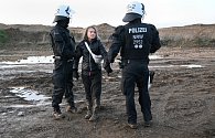 Německá policie zasahující proti aktivistům protestujícím proti těžbě uhlí v Porýní zadržela 17. ledna 2023 klimatickou aktivistku Gretu Thunbergovou (uprostřed)