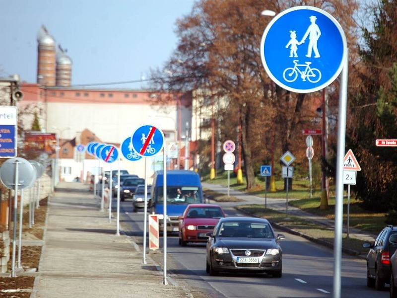 Na dvousetmetrovém úseku mají v Jarošově hned 19 značek označujících začátek a konec stezky pro chodce a cyklisty. Takhle je to totiž kvůli odbočkám z hlavní silnice podle zákona správně.