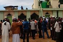  Při útoku sebevražedného atentátníka přišlo dnes na severozápadě Nigérie o život 20 lidí. Atentátník útočil na úředníky ve vládní budově města Zaria.