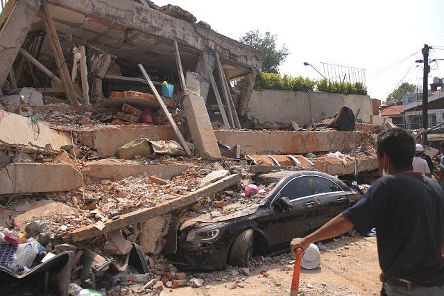 Ze školy v Mexiku zbyly po zemětřesení jen trosky.