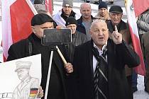 Krajně pravicoví aktivisté před památníkem v Osvětimi. V popředí lídr Piotr Rybak
