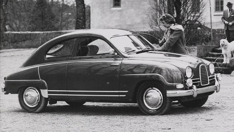 Standardní dvoubodové pásy. Bezpečnostní pásy kolem roku 1958 nabízelo hned několik automobilek, až Saab je však v modelu 93F GT750 nechal instalovat jako součást standardní výbavy. O rok později přišlo Volvo s tříbodovými pásy. 