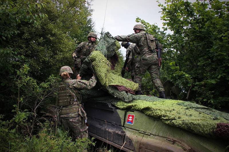 Největším vojenským újezdem v ĆR je Hradiště. Cvičí tam i vojska NATO.