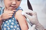 Povinné očkování rozděluje společnost. Rodiče si přitom neuvědomují, že hazardují se zdraví svých dětí.