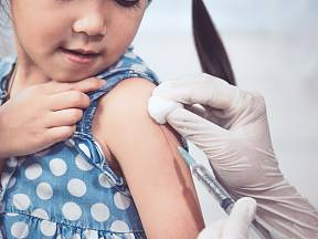 Povinné očkování rozděluje společnost. Rodiče si přitom neuvědomují, že hazardují se zdraví svých dětí.