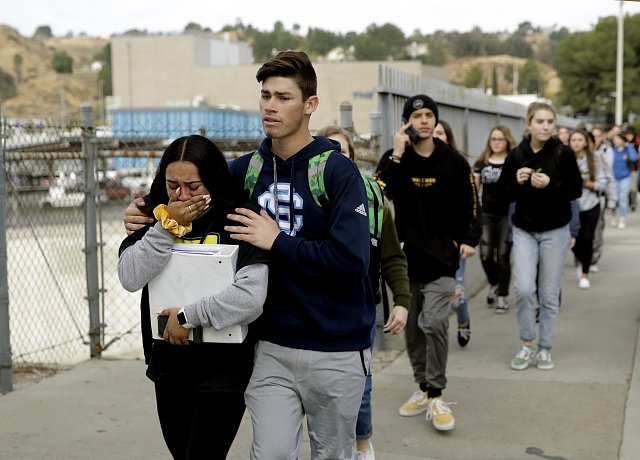 Evakuace studentů po střelbě na střední škole v americkém městě Santa Clarita