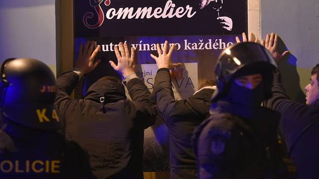 Policisté zadržují české fanoušky