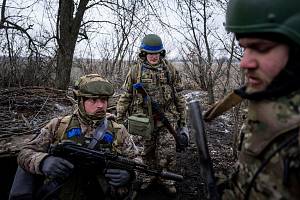Ukrajinští vojáci se ve středu 22. února 2023 připravují na změnu pozice na frontě u Vuhledaru