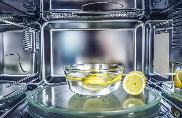 Citrony mikrovlnnou troubu nejen vyčistí, ale i zbaví nepříjemných a odolných pachů.