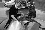 Sue Vanderbilt (vlevo) a její kolegyně Cathy Kacsur Wagner s Chevroletem Camaro Coupe 1968.