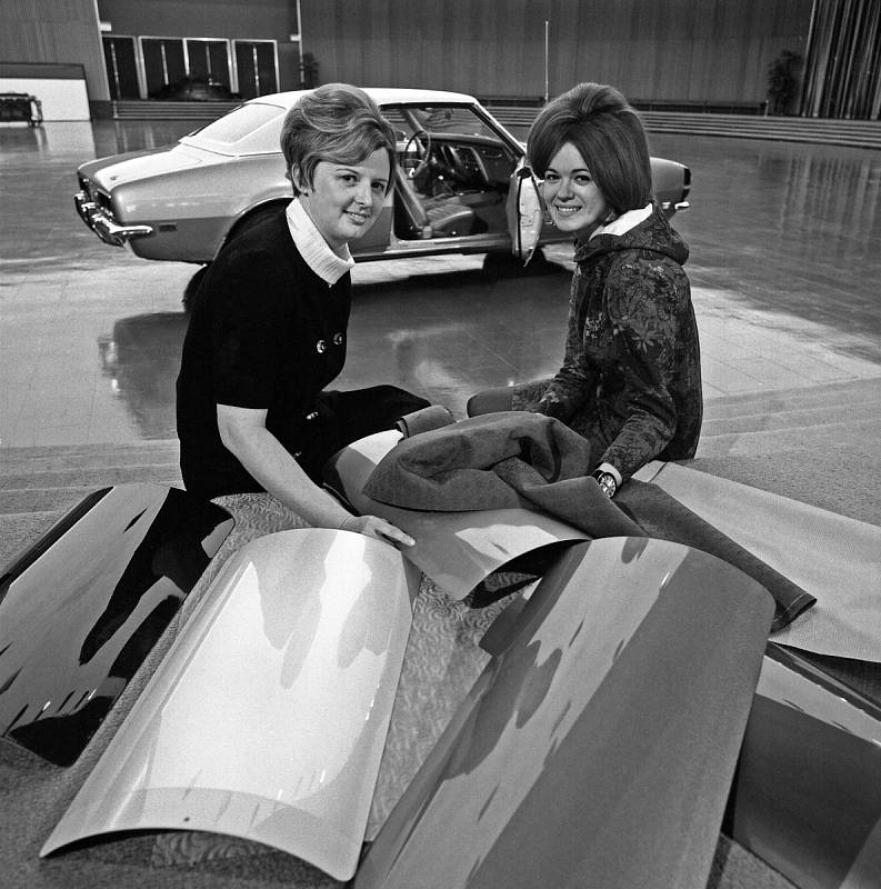 Sue Vanderbilt (vlevo) a její kolegyně Cathy Kacsur Wagner s Chevroletem Camaro Coupe 1968.