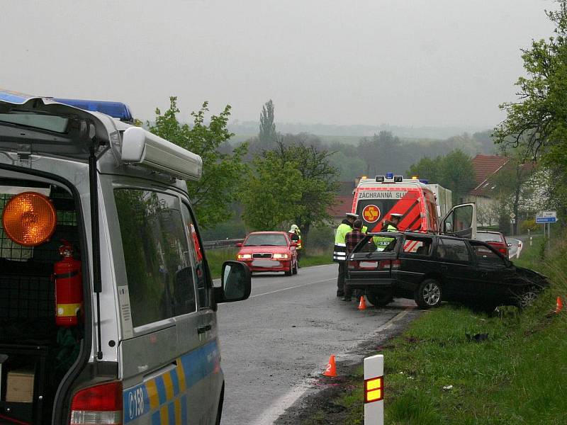 Tragická dopravní nehoda se stala v úterý 26. dubna 2011 na komunikaci vedoucí ze Slaného do Zlonic na Kladensku. Osudovou chybu udělal na místě pro spolujezdce muž cizí státní příslušnosti, který se nepřipoutal, vypadl bočním okénkem a vůz ho rozmáčkl.