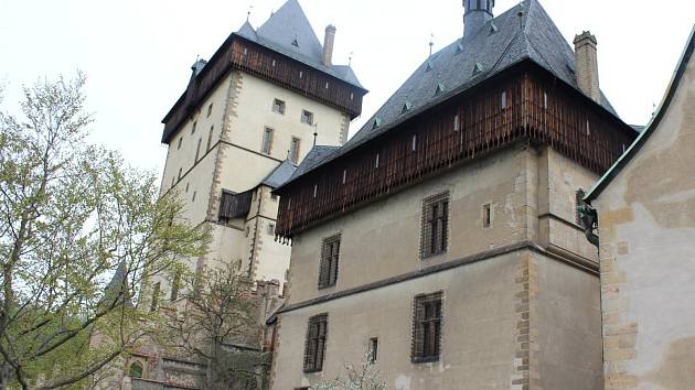 Hrad Karlštejn. Jde o národní kulturní památku, kam míří každoročně nespočetně turistů.