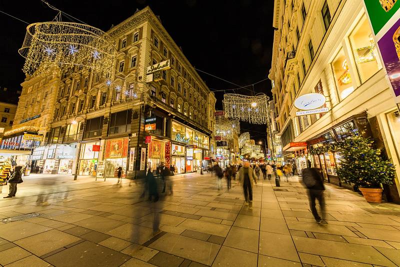 Vánoční Vídeň se po setmění halí do tónů zlaté. Město již tradičně okouzluje návštěvníky bohatou světelnou vánoční výzdobou.