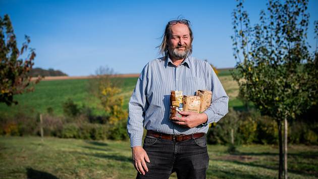Martin Hutař vede firmu Probio, která hospodaří na farmě ve Velkých Hostěrádkách na Břeclavsku. Zpracovává ekologické plodiny, vyrábí z nich na 1500 produktů a provozuje i unikátním bezlepkovým mlýnem.