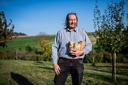 Martin Hutař vede firmu Probio, která hospodaří na farmě ve Velkých Hostěrádkách na Břeclavsku. Zpracovává ekologické plodiny, vyrábí z nich na 1500 produktů a provozuje i unikátním bezlepkovým mlýnem.