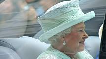 Královna Alžběta II. při oslavách 60 let na trůnu míří na jednu z akcí.