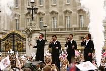 Londýn se jako první město dočká olympijského svátku potřetí. Na snímku slavnost před Buckinghamským palácem.