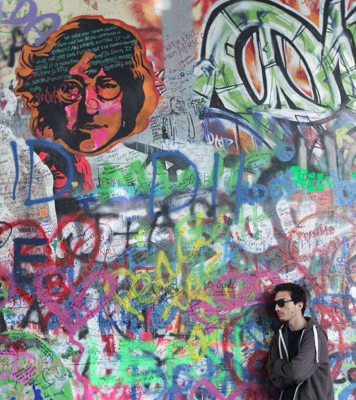 Lennonova zeď na pražské Kampě.
