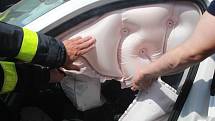 Stropní airbag zůstává nafouknutý dlouhou dobu