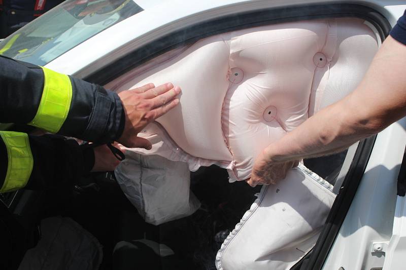 Stropní airbag zůstává nafouknutý dlouhou dobu