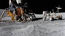Lunární modul Orion a rover, který při sbírání vzorek z Měsíce používali astronauti Young a Duke z mise Apollo 16 na měsíčním povrchu.