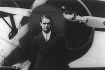 Miliardář a letec Howard Hughes se svým Boeingem 100A v roce 1940. V té době už měl na kontě množství leteckých rekordů.