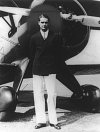 Miliardář a letec Howard Hughes se svým Boeingem 100A v roce 1940. V té době už měl na kontě množství leteckých rekordů.