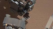 Vozítko Curiosity při sběru vzorek pro další výzkum.