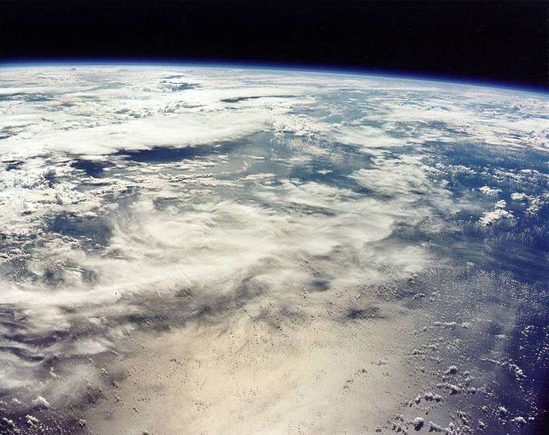 Pohled na Zemi z její oběžné dráhy. Snímky pořídili astronauti z mise Apollo 16 při své cestě na Měsíc.