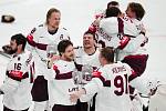 Hokejisté Lotyšska oslavují zisk historického bronzu na mistrovství světa
