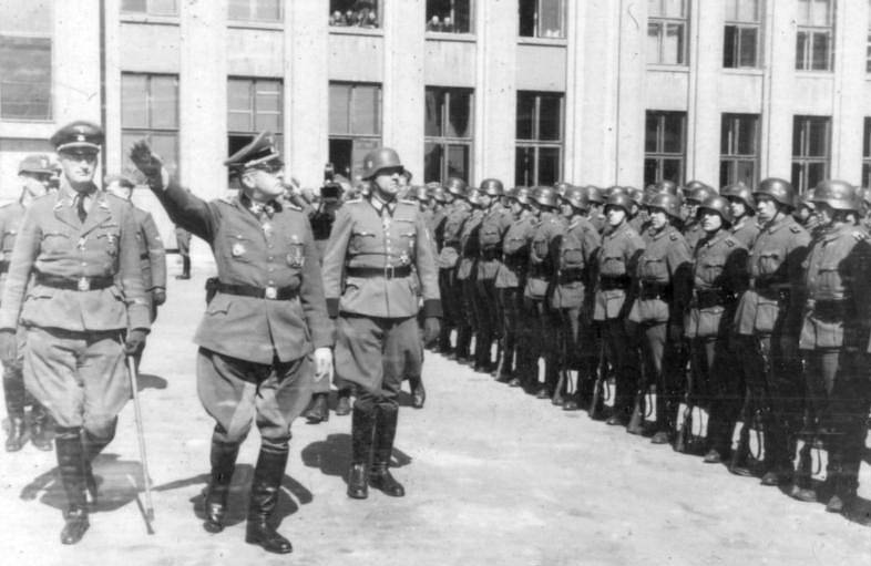 Přehlídka nacistické pořádkové policie v Minsku v roce 1943