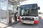 Místo benzinu proudí do některých autobusů brněnského dopravního podniku stlačený zemní plyn.