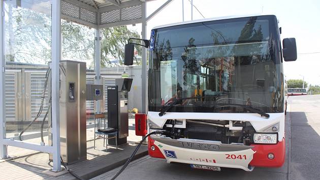 Místo benzinu proudí do některých autobusů brněnského dopravního podniku stlačený zemní plyn.