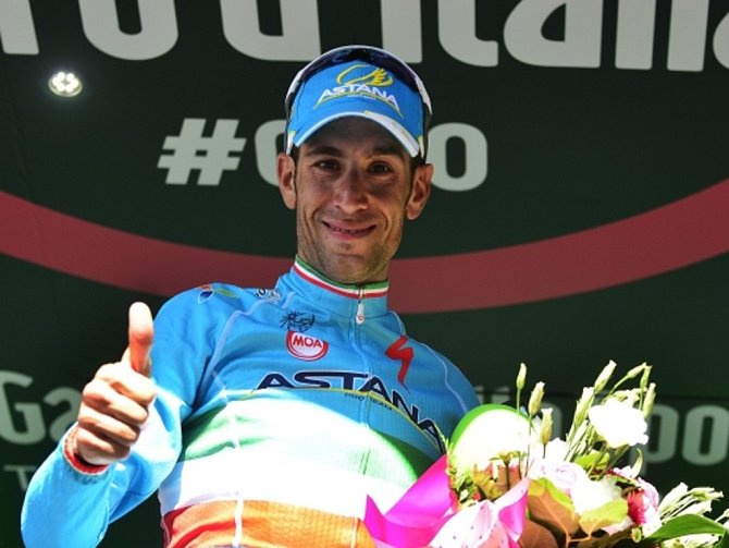 Vincenzo Nibali se raduje z etapového vítězství na Giro d'Italia.