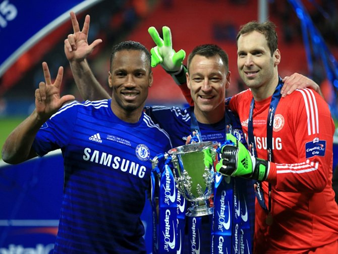 Petr Čech (vlevo), John Terry (uprostřed) a Didier Drogba jsou jedinými fotbalisty Chelsea, kteří vyhráli s londýnským klubem třikrát Ligový pohár.