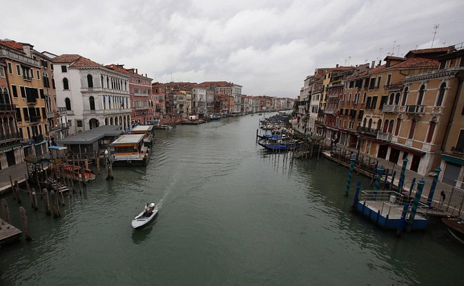 Pohled na kanál v italských Benátkách na snímku z 13. května 2020