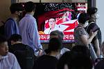 Lidé na vlakovém nádraží v jihokorejském Soulu sledují 28. července 2022 v televizi projev vůdce KLDR Kim Čong-una.