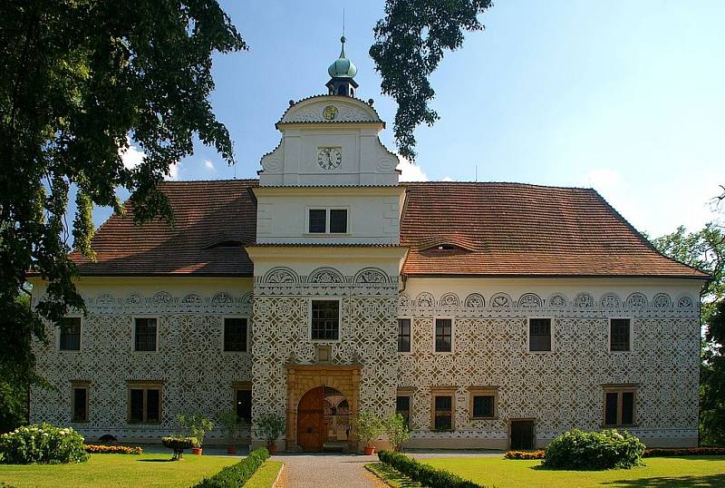 Renesanční zámek Doudleby nad Orlicí, který šlechtický rod Bubnů-Litic vlastnil od 14. století až do roku 1948. Po roce 1989 byl zámek v restituci rodu vrácen