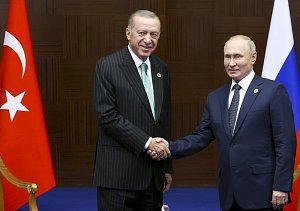 Turecký prezident Recep Tayyip Erdogan (vlevo) a ruský prezident Vladimír Putin (vpravo) během setkání na summitu CICA v Astaně v Kazachstánu 13. října 2022