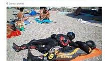Francouzská města zakázala v roce 2016 koupání v burkinách. Na sítích se objevila fotografie mužů na pláži v motorkářských oblecích, prý šlo o protest proti zákazu. Původ fotky je nejasný, ale na internetu byla už dříve, se zákazem tak neměla souvislost.