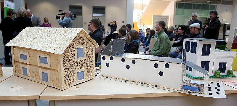Vítězové soutěže Dětská komora architektů, v níž bylo úkolem zpracovat trojrozměrný výtvarný návrh domku pro bydlení s použitím dřevěných prvků a dalších přírodních materiálů, byli v úterý oceněni v sídle Moravskoslezského dřevařského klastru v Ostravě.