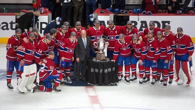 Hokejisté Canadiens s trofejí pro vítěze západní konference.