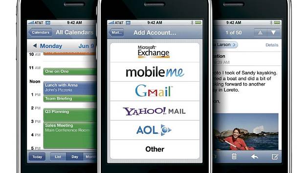 Čeští operátoři začnou nabízet mobilní telefon IPhone 3G. 