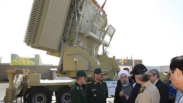 Irán poprvé ukázal snímky svého nového systému protivzdušné obrany Bavar 373, který má být srovnatelný se svým ruským předobrazem S-300.