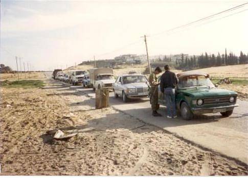 Izraelská silniční blokáda v pásmu Gazy v únoru 1988