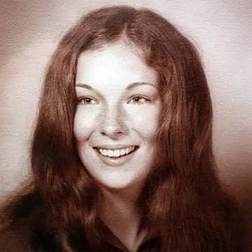 Devatenáctiletou Lindy Sue Biechlerovou její vrah v prosinci 1975 sexuálně napadl a ubodal. Pachatele se podařilo odhalit až nyní díky genetické genealogii.