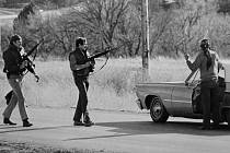 Okupace Wounded Knee: Agenti FBI zastavují na silnici muže.
